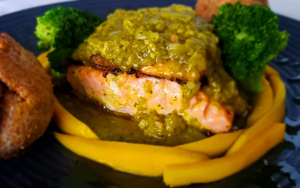 Salmón en Salsa de Cilantro y Mango