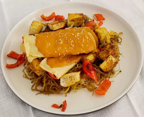 Flautas rellenas de Calabaza en Salsa de Cacahuate acompañado de Fideos de Arroz Salteados con Tofú