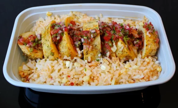 Pollo a la mexicana, relleno de chorizo con pico de gallo, acompañado de arroz con elote. Fit&Ready