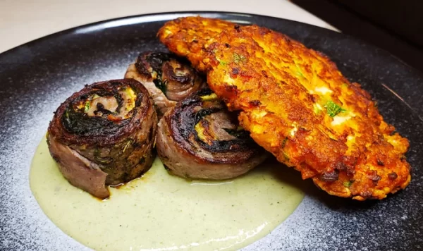 Rollo de Carne, de espinaca y calabaza, con salsa poblana y tortitas de zanahoria y calabaza