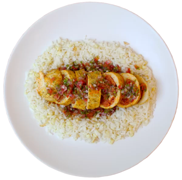 Pollo a la mexicana, relleno de chorizo con pico de gallo, acompañado de arroz con elote. Fit&Ready